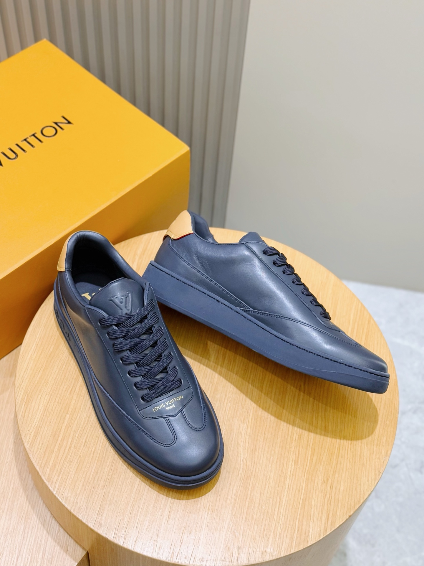 Louis Vuitton Sneakers M-l-s