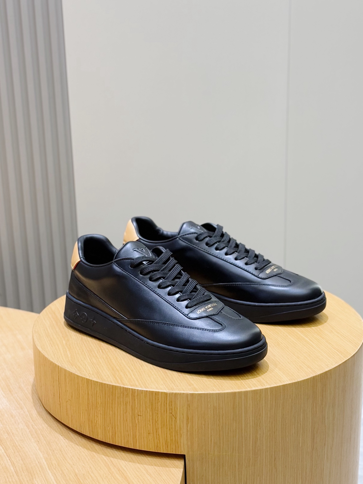 Louis Vuitton Sneakers M-l-s