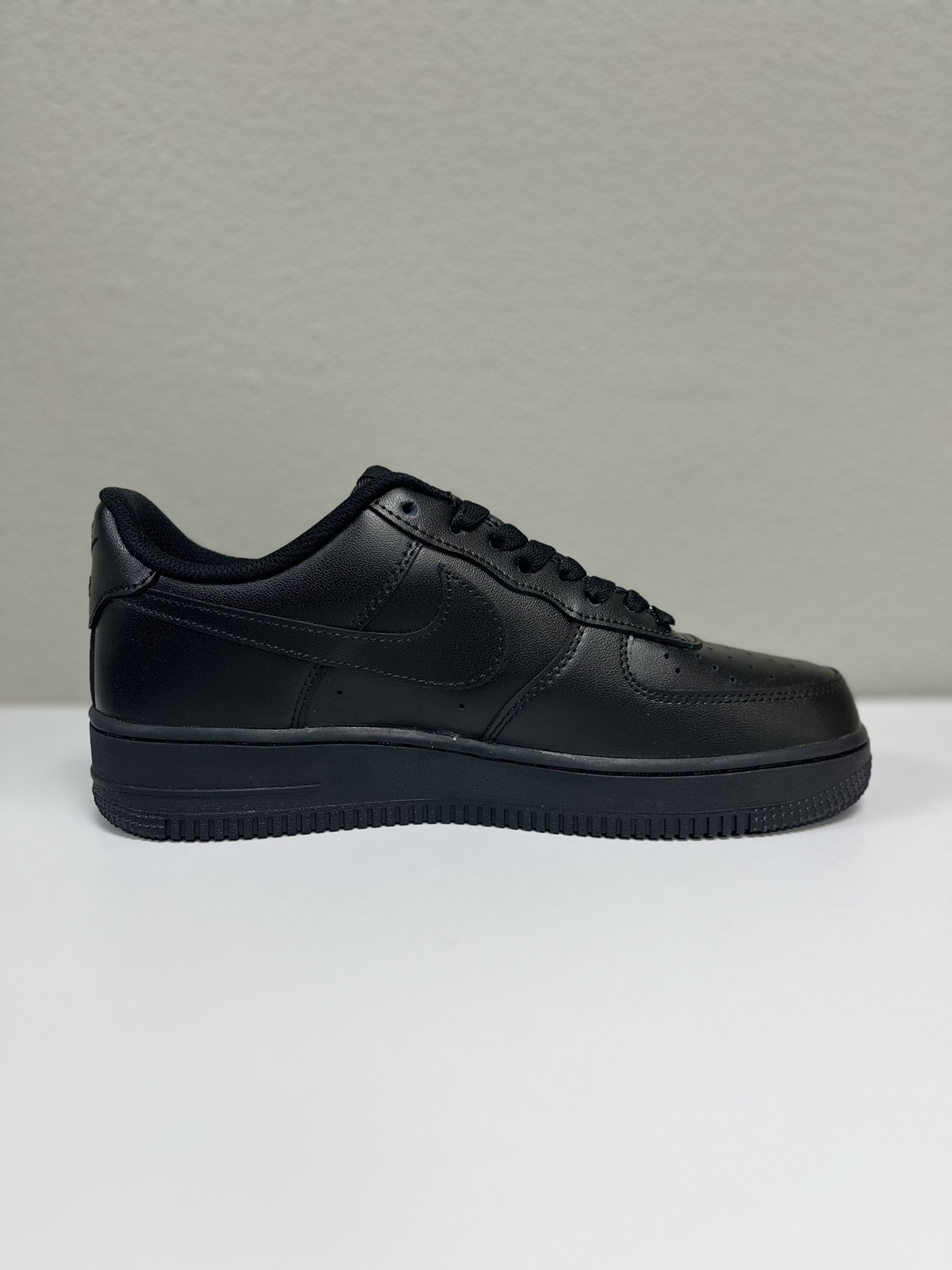 Nike Basic Shoes Black L-s