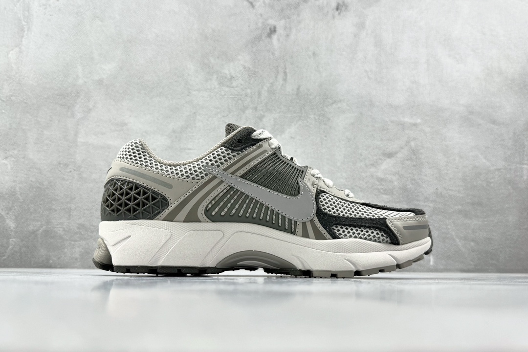 Nike Basic Shoes Gray M