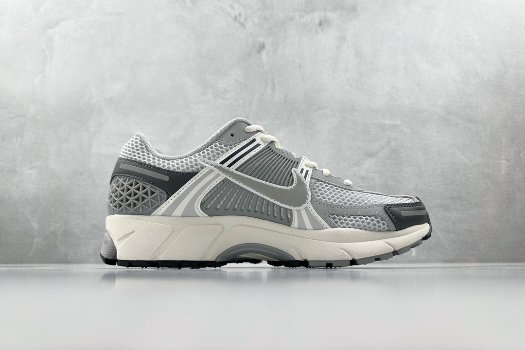 Nike Basic Shoes Gray M